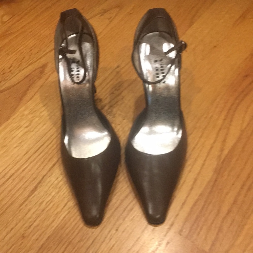 Brown leather women’s pumps nwot size 6.5